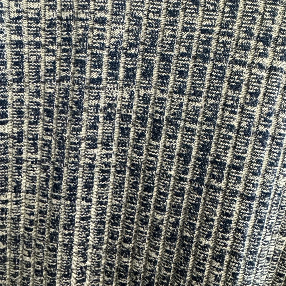 Woman’s blouse - Picture 3 of 3